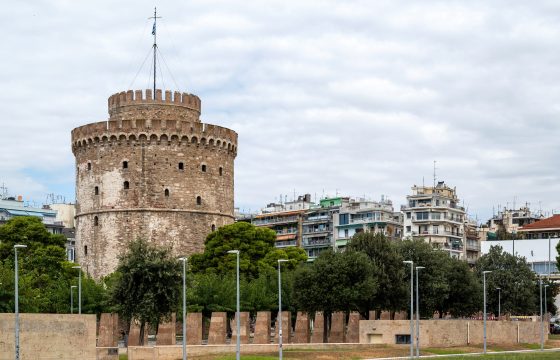 White Tower of Thessaloniki with walking people in front of it